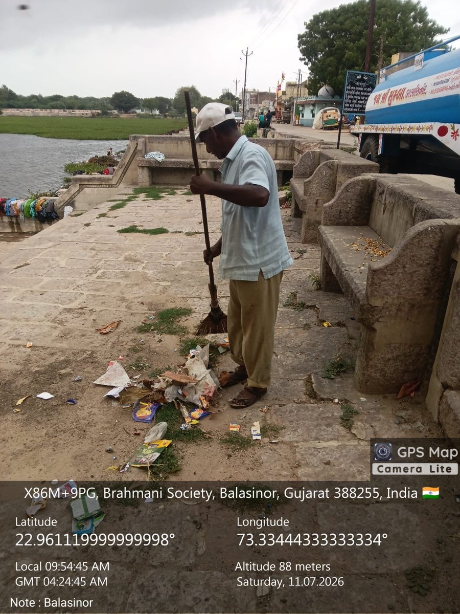 BalasinorNP's tweet photo. "સફાઈ અપનાવો બીમારી ભગાવો" કેમ્પેઇન અંતર્ગત આજ રોજ બાલાસિનોર નગરપાલિકા દ્વારા શહેરમાં તળાવ ગરનાળા મેઈન રોડ GVP પોઈન્ટ વિવિધ વિસ્તારોની સફાઈ કરવામાં આવી. તથા નાગરિકો અને શાળાના બાળકોને વેસ્ટ સિગ્રીગેશન તથા સફાઈ અંગે સમજ આપવામાં આવી.
#SafaiApnaoBimariBhagao https://t.co/PiAHH2q0EX