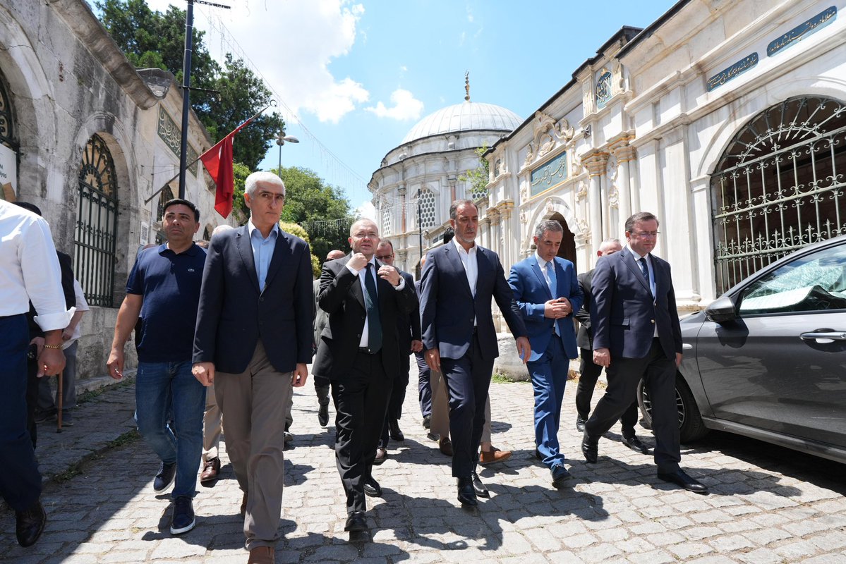 CamurMehmet123's tweet photo. İstanbulumuzun manevi muhafızları, Eyüpsultan ilçemizde medfun erenlerin huzurunda olmanın, mübarek cumayı hep birlikte eda etmenin mutluluğunu yaşadık.

Tarihimiz yol haritamız, fetihten günümüze kahraman büyüklerimiz kılavuzlarımızdır, Cenab-ı Allah her birinden razı olsun.

#MazidenAtiyeBirSevdadırİstanbul
@BBvolkanyilmaz