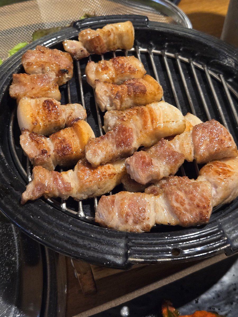 1200llla's tweet photo. 군자 도톰 
여기진짜내인생삼겹살집 ㅜㅜ 명이나물이랑 백김치까지 앙나맛있고. 목살도 짱부드러움!! 삼2목1볶음밥1에 소주2병까고옴 https://t.co/GpdtE9vUK9