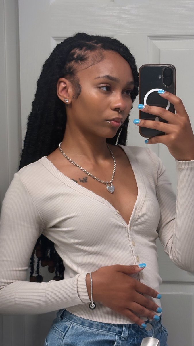 Thebaddestmani's tweet photo. New loc style unlocked 🙂‍↔️ https://t.co/rgixjkoFmi