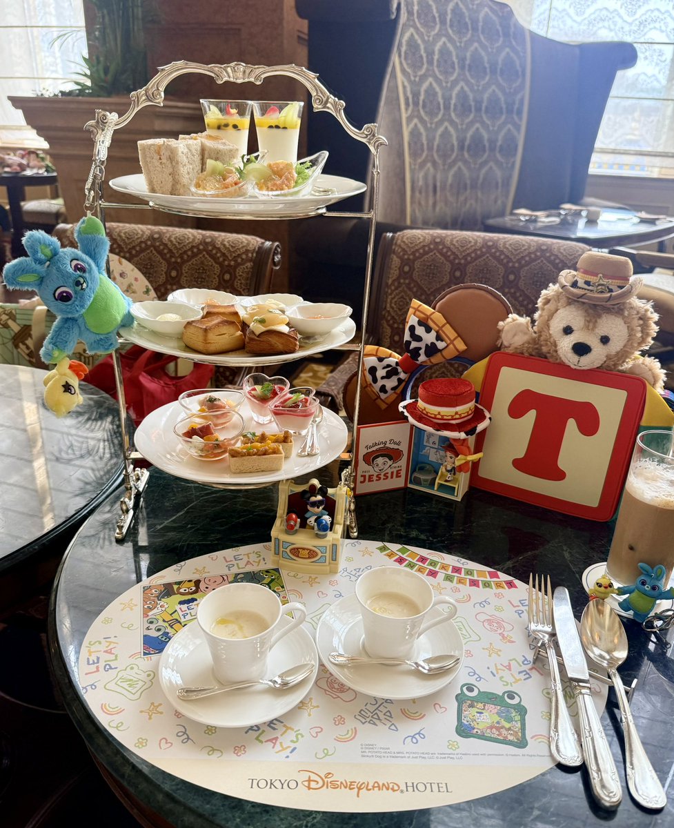 igyuline's tweet photo. 🧡ドリーマーズラウンジ🧡

🚀🧸ファンタイム・ウィズ・トイストーリー５🤖✨
スペシャルセット🍽️

メニューには桃🍑＆葡萄🍇が使われたメニューが多いです😋💭
サルシッチャとナスのラグー🍝も美味しかった〜👏 https://t.co/crh2VNb3JW
