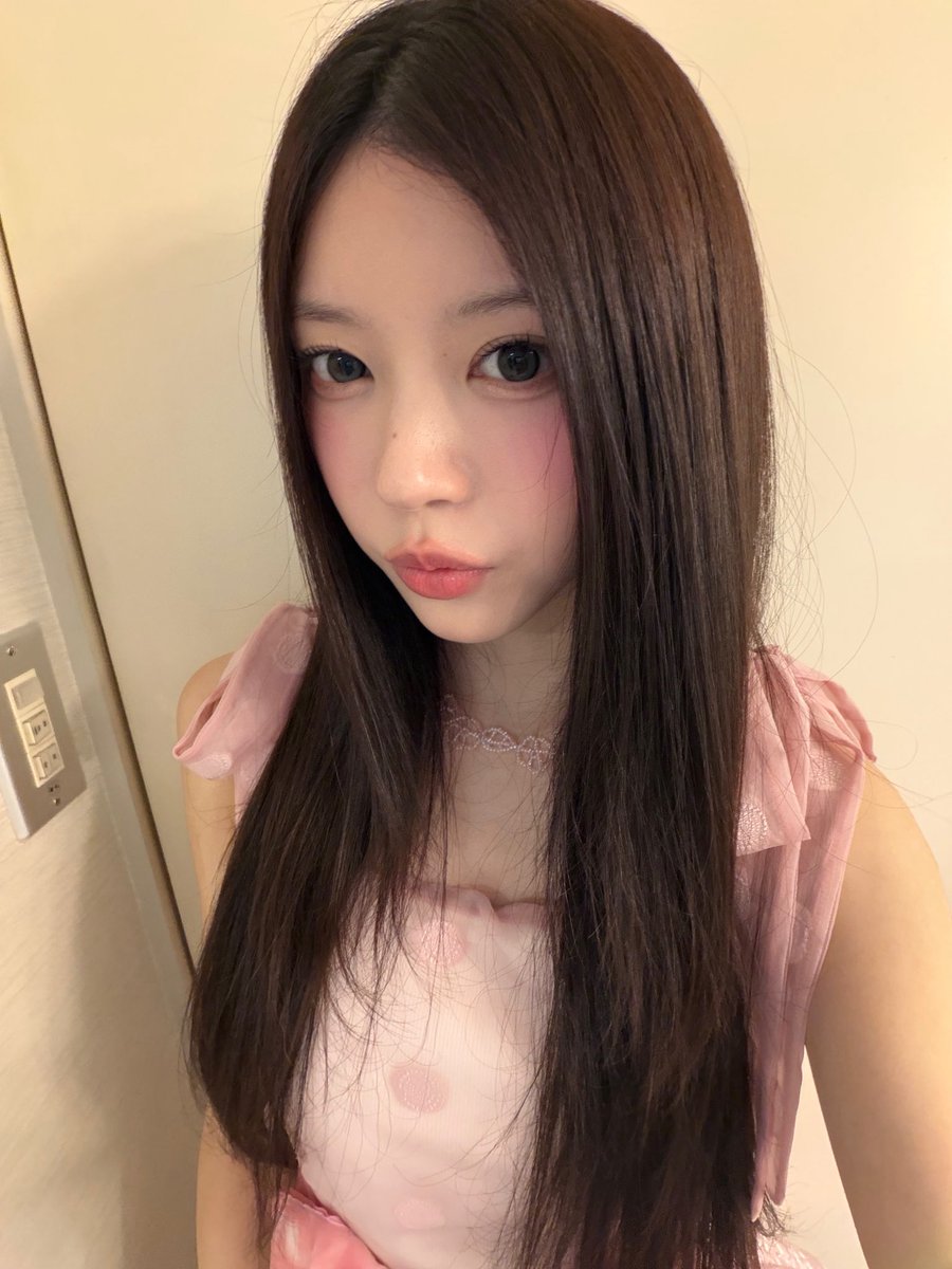 hime_moka___'s tweet photo. 모카가 남겨둔 마지막 사진들 
미친 거 같아 진짜로 공주님...보고 싶음 🧎‍♀️ https://t.co/IvXT7aGXd5