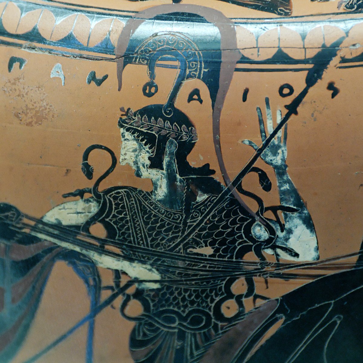 clasicasIEDA's tweet photo. La égida (en griego antiguo: αἰγίς, aigís) es uno de los elementos principales de la armadura de Zeus y de Atenea. La égida de Zeus era un escudo, y la de Atenea una coraza de piel de cabra. Por extensión, significa también ‘escudo’, ‘protección’, ‘defensa’. https://t.co/q3Yh2yjvdI