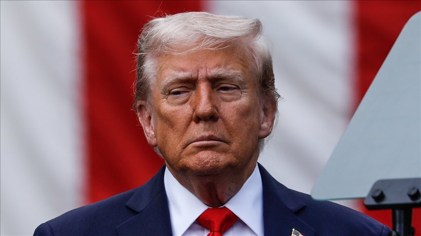 MBekaroglu's tweet photo. Venezuela Devlet Başkanını evinden çıkararak kaçırdı, Amerika’ya götürüp hapsetti, İran liderini çoluk çocuğu ile birlikte katletti, İspanya ve Danimarka başbakanlarını tehdit ediyor…. Bütün bunları petrollerini, madenlerini, zenginliklerini yağmalamak için yaptı yapıyor, yani bu bir hırsız, yağmacı, katil.
Bu katili ağırladılar Ankara’da, bizimkinin dostuymuş  bu barbar katliamcı!