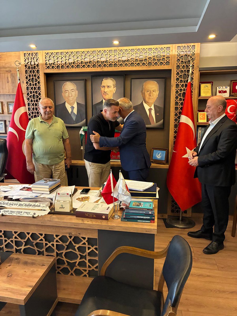 mhp_yildirimm's tweet photo. Dünya Karapapak Türkleri Vakfı Bursa İl Başkanı Hikmet KARABOĞA, İl Başkan Yardımcısı Zekeriya KUTLUCAN ve İdris YENİ İlçe Başkanlığımızı ziyarette bulundular. Gerçekleştirdikleri ziyarette, Karapapak Türklerinin köklü tarihini, kültürünü ve zengin edebi mirasını anlatan üç kıymetli eseri takdim ederek, Kars’ta gerçekleştirdikleri Uluslararası Karapapak Türkleri Çalıştayı hakkında bilgi verdiler. Kendilerine nazik ziyaretleri için teşekkür ederiz. 

@MHPBursail 
@Kadir___Tasci