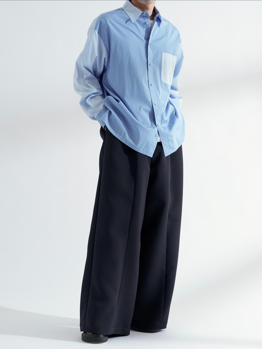 FashionsnapBuy's tweet photo. 【40％OFF】「ジョンメイソンスミス」の巧みな切り替えが目を惹くストライプシャツが主役。トラッドに傾きがちなストライプ柄を、「ヨシオクボ」のネイビーのスーパーワイドパンツを合わせた同系色のワントーンでまとめることで、こなれ感のあるモダンな夏の着こなしへと昇華しています。 https://t.co/phwA8SMx5P