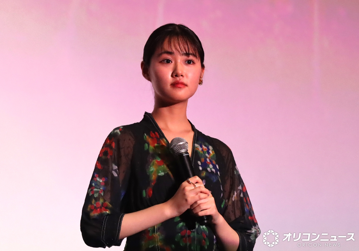 oricon's tweet photo. 佐藤勝利＆原菜乃華
「3度めまして」も息ぴったりの掛け合い披露💫

現場での遭遇は0回👀
https://t.co/cnQnOjxpEw

🎥映画『君と花火と約束と』
特別試写会の舞台あいさつに登壇🎤 https://t.co/wVuvt7p7bY