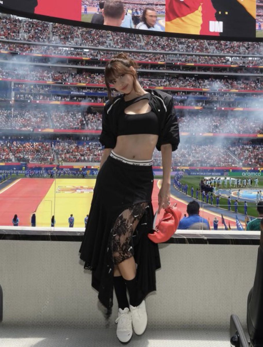 MusicOfficial26's tweet photo. Every camera angle is LISA’s best angle. Absolute superstar energy. 📸❤️‍🔥 #LISA #FIFAWorldCup #LALISA #Shakira  #DaiDai https://t.co/sW7CziQDqv