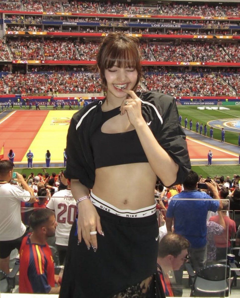 MusicOfficial26's tweet photo. Every camera angle is LISA’s best angle. Absolute superstar energy. 📸❤️‍🔥 #LISA #FIFAWorldCup #LALISA #Shakira  #DaiDai https://t.co/sW7CziQDqv