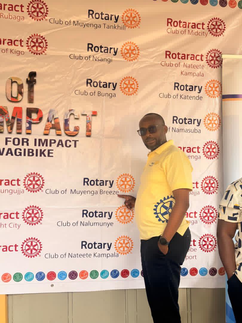 MuyengaBreeze's tweet photo. Yesterday @MuyengaBreeze was honoured to join fellow Rotarians & Rotaractors in supporting @DGDanielDdam #10DaysOfDoubleImpact initiative at the commissioning of the Kitunzi–Wakaligga Street Road Solar Light Project.
#KampalaMuyengaBreeze
#KilaMtuAwajibike
#RotaryDistrict9214 https://t.co/aV2uHuwgJ5
