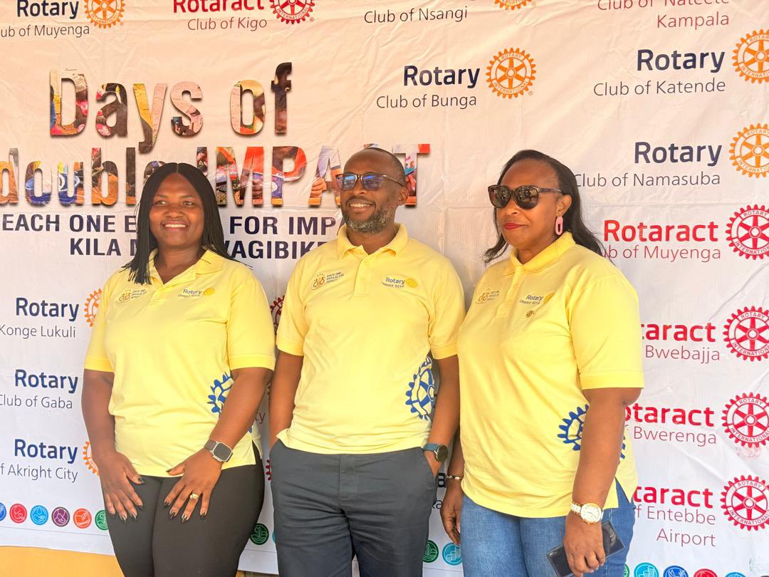 MuyengaBreeze's tweet photo. Yesterday @MuyengaBreeze was honoured to join fellow Rotarians & Rotaractors in supporting @DGDanielDdam #10DaysOfDoubleImpact initiative at the commissioning of the Kitunzi–Wakaligga Street Road Solar Light Project.
#KampalaMuyengaBreeze
#KilaMtuAwajibike
#RotaryDistrict9214 https://t.co/aV2uHuwgJ5