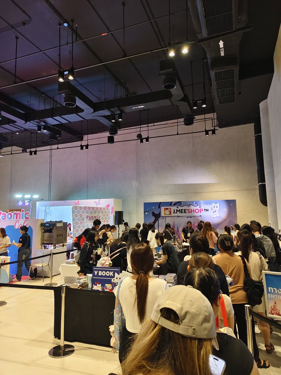 WhyItsme7's tweet photo. คนเยอะเกินคุนพี
#JMEESHOPTH #YBOOKFAIR11XJMEESHOPTH่ https://t.co/6k6SpYFaIO