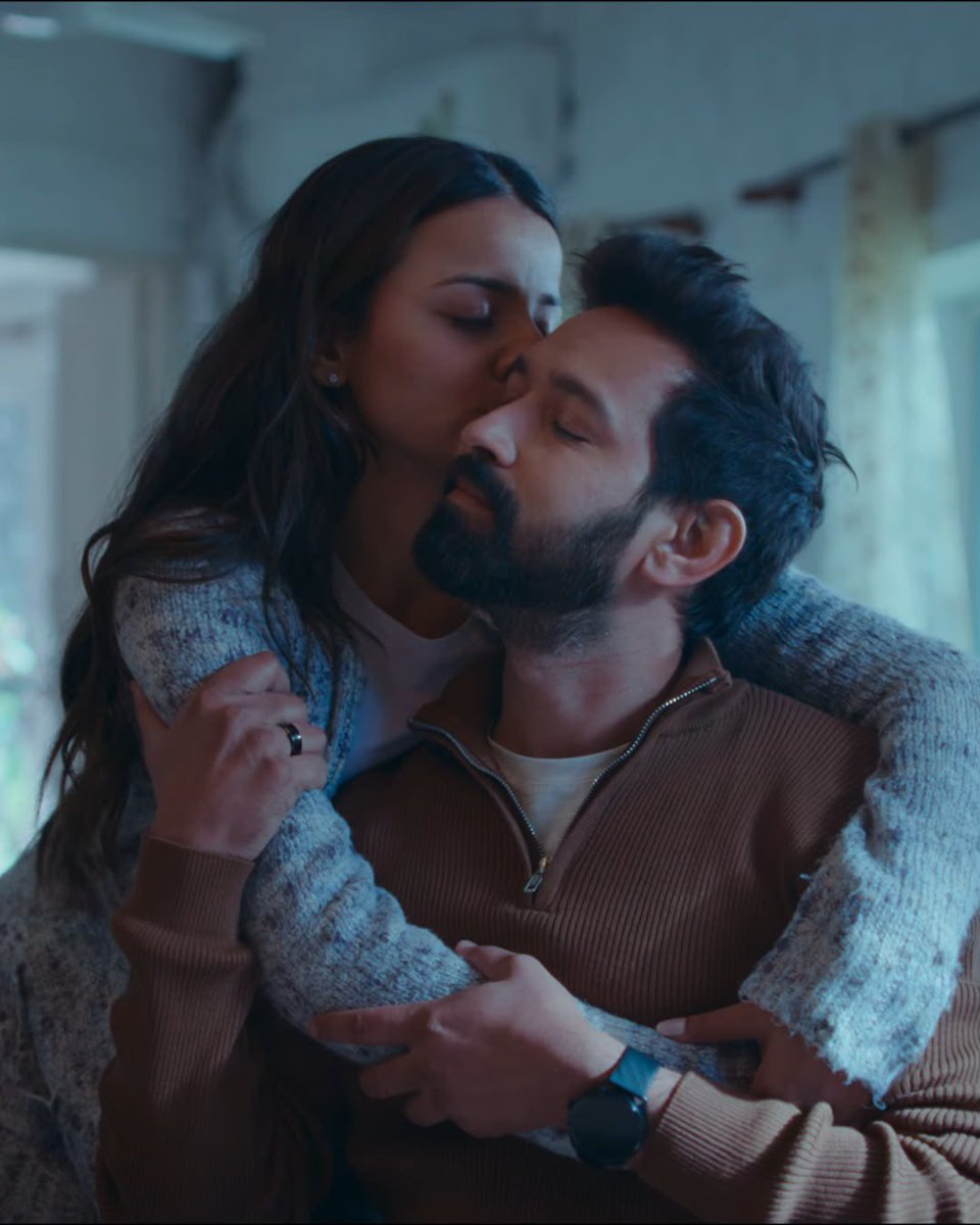 aakashkmr's tweet photo. I love how #VikrantMassey has never allowed himself to be confined to one genre. Whether hard hitting dramas, thrillers or slipping into old school romances, he brings authenticity that makes every character feel unique. That's what makes #KaafiHaiNa from #MusafirCafe so special https://t.co/X4R9LunPJy