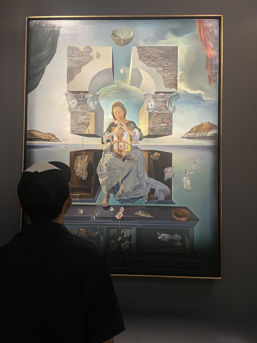 my_usual's tweet photo. せっかくなので他の展示もみることに
なんといっても福岡市美術館はダリの絵を所蔵しているのです

じーっとみいるラトさん
館内一巡した後
🐶もっかいダリの絵みたい
🐰じゃあもう一巡しよか～

二巡目もじーっとみいるラトさん
🐶もっとダリの絵みたい
🐰じゃあ福島いかないとねｗ諸橋近代美術館ｗ https://t.co/yGXY5yN2gy