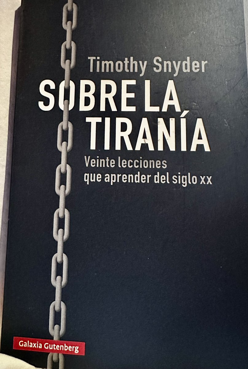 rosadiezglez's tweet photo. Hay esperanza cuando los funcionarios públicos salen en defensa del Estado de derecho. Timothy Snyder lo explica en su ensayo “ Sobre la tiranía”. https://t.co/uznyfchIyg https://t.co/tdKlvPDfUC