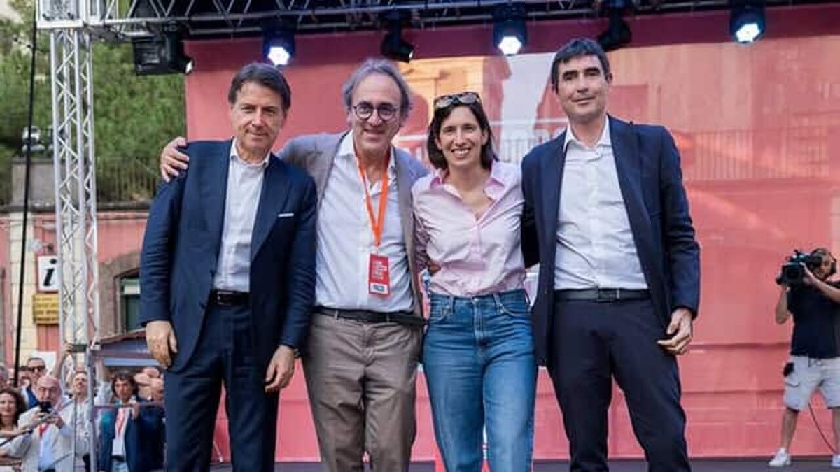 DeShindig's tweet photo. Successone per la prima uscita del Campo Largo a Napoli:

Conte si conferma, consapevolmente o meno, asset russo;
AVS più o meno gli va dietro silenziosamente;
Il PD fa quello che da sempre gli riesce meglio: fingersi morto;
Più Europa balbetta che riuscirà a trasformare Giuseppe Conte in Mario Draghi;
Renzi bussa alla porta "mi aprite?"

A proposito di Conte e Draghi ho guardato un pezzo dell'intervento dell'azzeccagarbugli del popolo a In Onda dove si è lasciato sfuggire tutto l'astio per l'ex presidente della BCE tanto che persino i conduttori hanno sussultato "adesso sta esagerando"

Questa sarebbe la gioiosa coalizione che dovrebbe scalzare dal governo una destra impresentabile il cui più grande successo in 4 anni di governo è stato l'emissione di 300 (trecento) francobolli commemorativi (grazie a L.Bizzarri per la segnalazione)