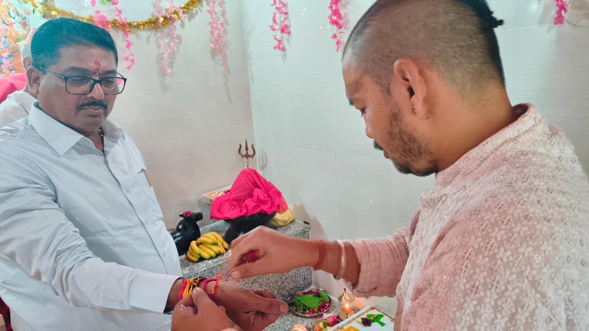 SVKohale's tweet photo. 📍 गोरेवाडा, पश्चिम नागपूर | श्री सिद्धेश्वर हनुमान मंदिर

आज श्री सिद्धेश्वर हनुमान मंदिर येथील ज्येष्ठ नागरिक मंडळाच्या वतीने श्री हनुमंतराय व महादेव मंदिरात भगवान महादेवांच्या मूर्तीची विधिवत स्थापना करण्यात आली.

या पवित्र स्थापना सोहळ्यास आवर्जून उपस्थित राहून भगवान https://t.co/un4k9oyjpk
