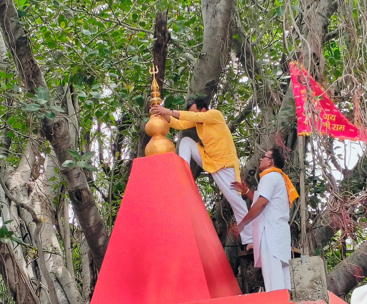 SVKohale's tweet photo. महादेवांचे दर्शन व आशीर्वाद घेतले, तसेच उपस्थित ज्येष्ठ नागरिकांचे आशीर्वाद घेण्याचे सौभाग्य लाभले. 🙏🚩

हर हर महादेव! 🚩

#HarHarMahadev #Mahadev #ShriSiddheshwarHanumanMandir #Gorewada #WestNagpur https://t.co/CcF9jesKHg