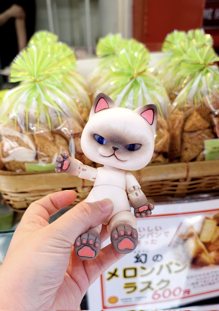 淺草を散策していたら、大きなメロンパンの看板を見つけました。看板の