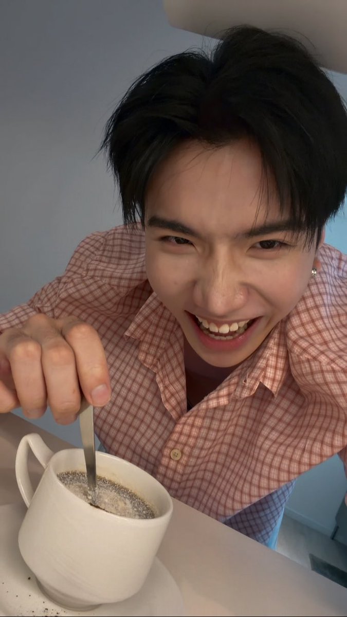 moonserein_'s tweet photo. orang secantik ini nggak cukup dipanggil ganteng. deserve dipanggil cantik, geulis, pretty, gorgeous, pokoknya semua adjective yang ada. dan gue yakin si 183 cm itu pernah ngeliatin dia terus diem diem mikir “damn… he looks just like a dream” 

#keenkeno https://t.co/4b9ZoG7qKi