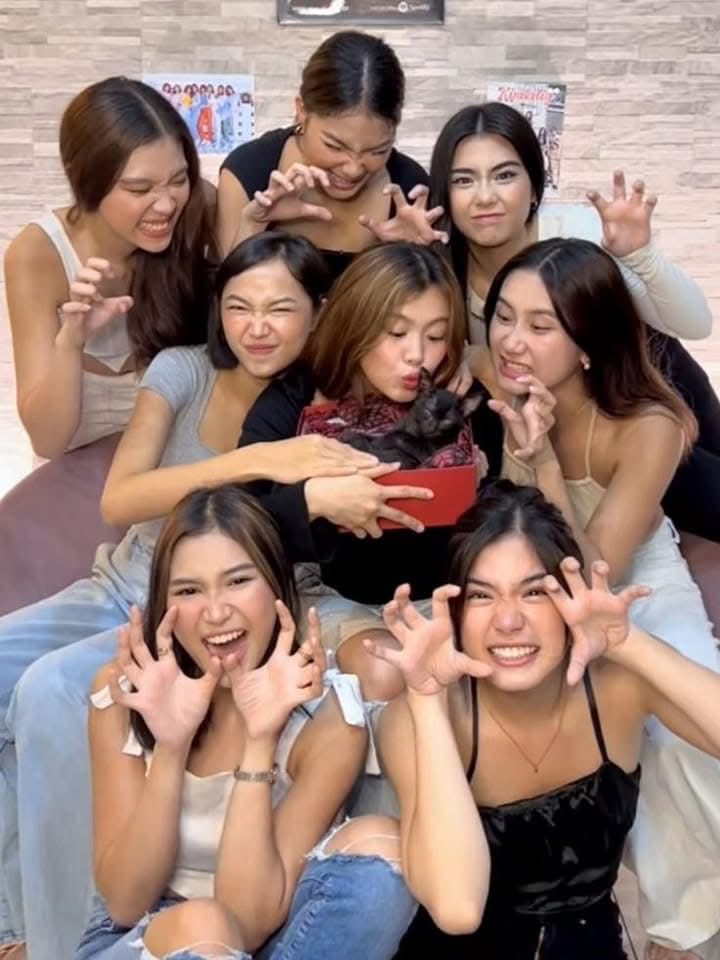 jhinaaayn's tweet photo. Manifesting OT8 Pic with Lingling 🐈‍⬛♾️ https://t.co/OHYgfdWs25