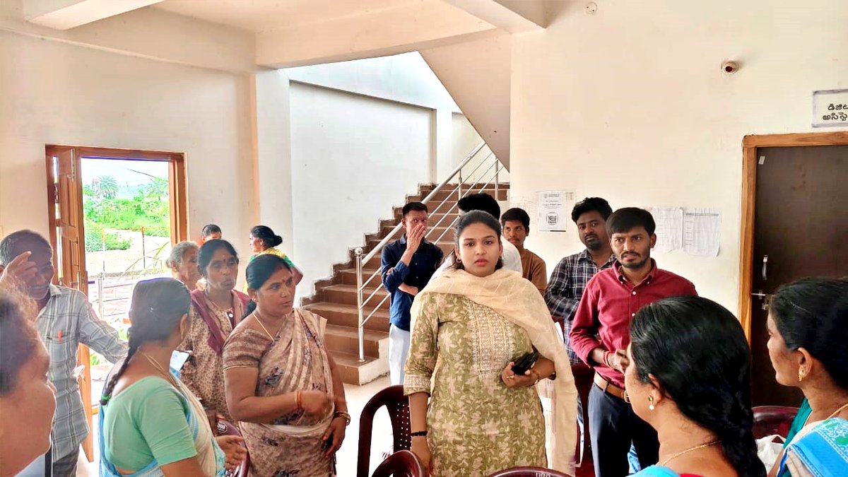 collectormanyam's tweet photo. 🗳️📋 #SIR2026 ఎస్.ఐ.ఆర్ (SIR) కార్యక్రమాన్ని వేగవంతం చేయాలి – డిజిటలైజేషన్ పనుల పురోగతిని క్షేత్రస్థాయిలో పరిశీలన : రెవెన్యూ డివిజనల్ అధికారి మాధురి గారు 🗳️📋
#SIR2026
#VoterListRevision
#ElectionCommission
#EveryVoteCounts
#ParvathipuramManyam #Parvathipuram https://t.co/3FDU3jix9E