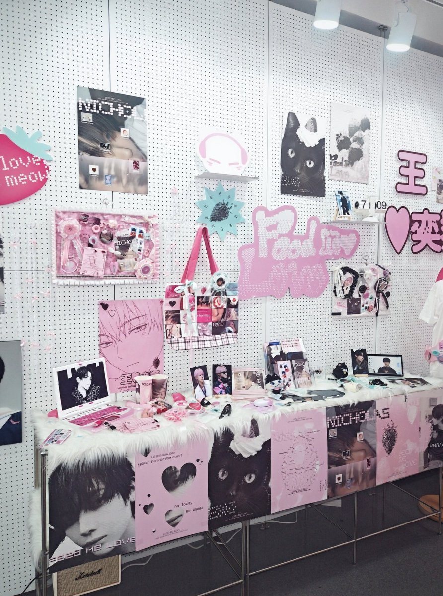 EUIJOO_fm97mhz's tweet photo. 🩷🐈‍⬛ニコラス2026センカフェ🐈‍⬛🩷
in Seoul

センス爆発のお祝い空間！
ニコラスおめでとう🎊

カバンは12,000wonで販売🛍

@pangluvnico님🫶🏻

#FEED_ME_STRAWBERRY
#王奕翔 #NICHOLAS #andTEAM https://t.co/dzFm9i4ug4