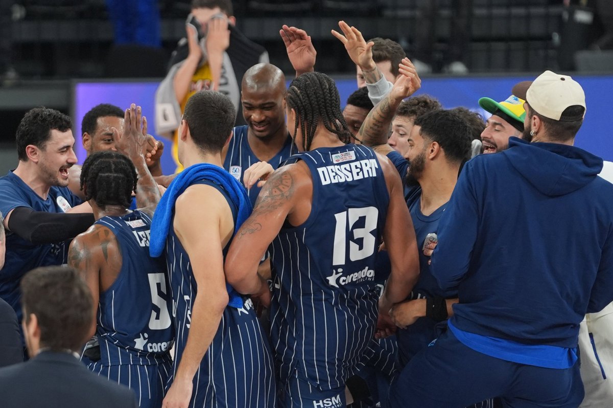 VDrakoulis's tweet photo. Efes Anadolu🇹🇷 Possible 12-men 2026/2027 Depth Chart:

PG: Μ.James🇺🇸-Μ.Strazel🇫🇷
SG: J.Loyd🇺🇸-PJ Dozier🇺🇸-R.Beaubois🇫🇷
SF: I.Cordinier🇫🇷-S.Yusta🇪🇸-E.Yilmaz🇹🇷
PF: D.Saric🇭🇷-E.Osmani🇹🇷
C: B.Fernando🇦🇴-K.Jones🇧🇸

Coach: P.Laso🇪🇸 https://t.co/LWv1Sp9QkL