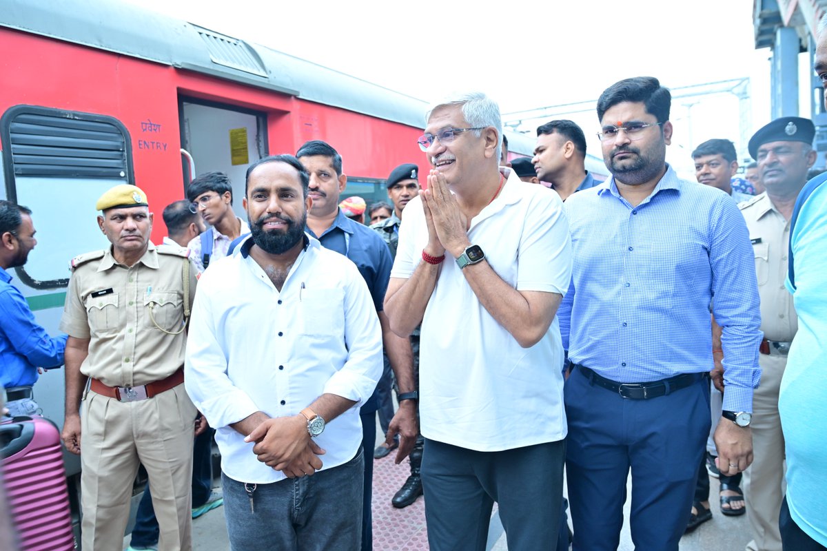 gssjodhpur's tweet photo. दिल्ली से जोधपुर आकर निज निवास पर जनता-जनार्दन से आत्मीय भेंट की। 

सभी से संवाद कर उनकी समस्याओं को सुना तथा यथासंभव निराकरण का प्रयास किया। https://t.co/GKe8L3ftQJ