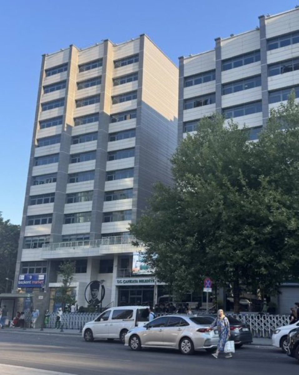avcemilcicek06's tweet photo. Herkes “Çankaya Belediyesi’ne operasyon yapıldı” yazıp geçiyor ama bence olaya şu açıdan bakmak lazım:

“Türkiye’nin en büyük 3. ilçesi Çankaya Belediyesi’ne ve Türkiye’nin en genç belediye başkanına operasyon yapıldı.”

1– Milyonlarca insanın yaşadığı ve yıllardır hiçbir operasyonun yapılmadığı belediye bir anda mı yolsuz oldu?

2– Türkiye’nin en genç Belediye Başkanı, seçileli daha 2 sene olmuşken ne ara dinleme, takip, delil toplama süreçleri geçti de operasyon yedi?

Bence sormamız gereken sorular bunlar!