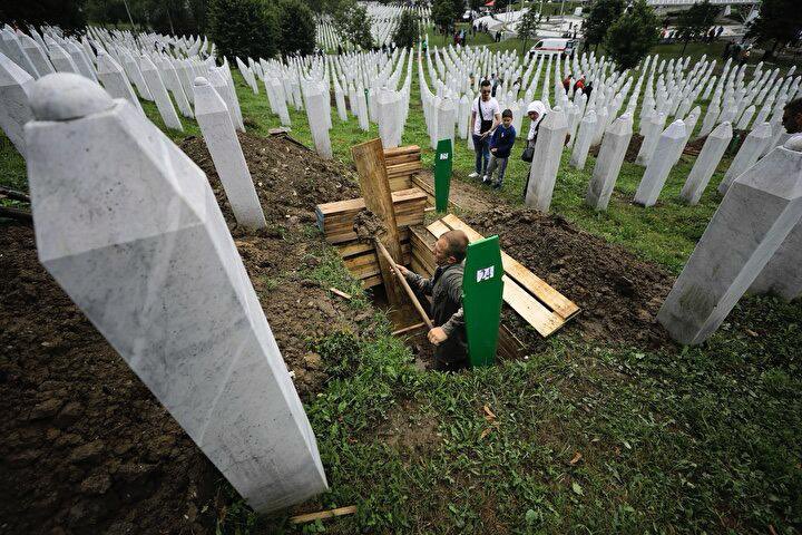 serbestiyetweb's tweet photo. Osman Atalay (@atalay_osman) Srebrenitsa Katliamı’nın 31’inci yıldönümü için yazdı: 

81 toplu mezar, hâlâ bulunamayan yüzlerce kayıp: Srebrenitsa’nın bitmeyen hikâyesi

https://t.co/dmCPHywIlx

“Srebrenitsa Soykırımı’nın üzerinden 31 yıl geçti. 

Bugüne kadar 81 toplu mezar açıldı, binlerce kurban kimlik tespitiyle defnedildi. 

Ancak yüzlerce kişinin naaşı hâlâ kayıp ve her 11 Temmuz’da yeni cenazeler toprağa verilmeye devam ediyor.”