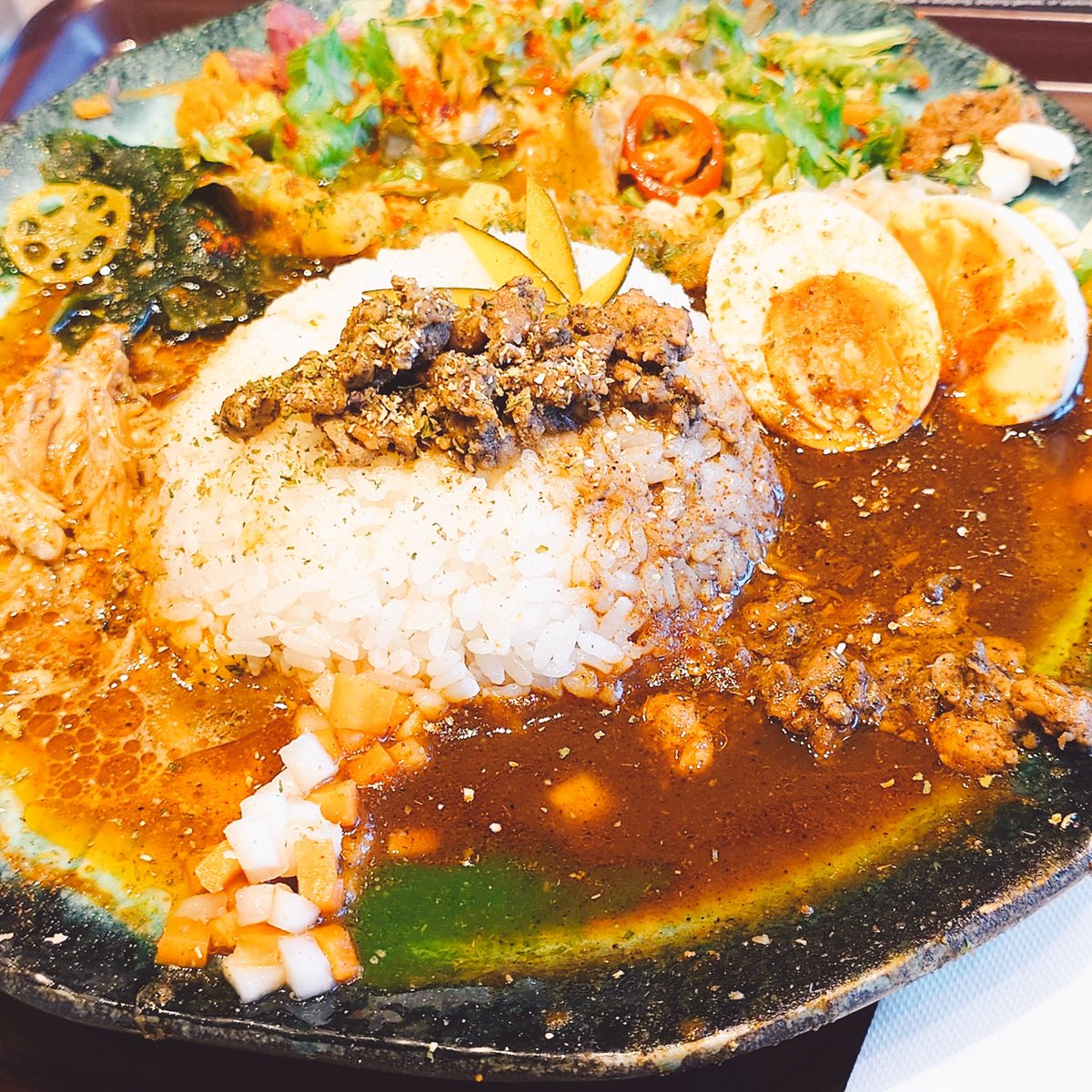 nobumeshi's tweet photo. BOTANI：CURRY 梅田店@大坂さま
ボタニカリー×ボージョカリー 大盛1辛
玉子ピクルス

ハーブの香りがまたまらない🌿
スパイス感強めで辛味は後から😁
複雑な旨味🤩
大阪にいったら絶対食べてほしい一品😎
本日も完食です😎

#ボタニカリー
#スパイスカレー
#大阪グルメ
#大阪
#梅田
#ラーメン食べたい https://t.co/pL2q7SmEsw