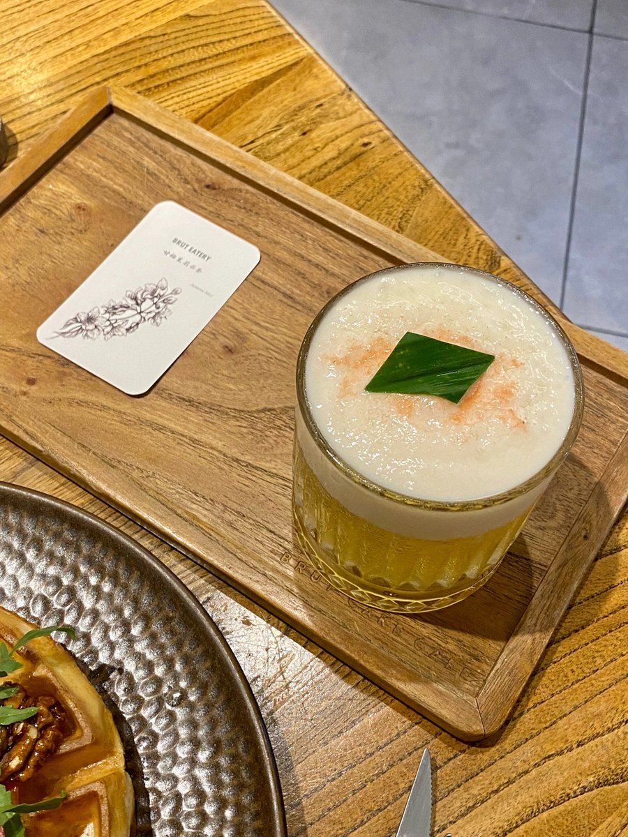 FCKsascha's tweet photo. 2-min peach iced tea! Steep black tea, muddle fresh peach slices, add ice u0026 a splash of lemonade. Perfect summer pick-me-up! https://t.co/6XMP53bXG0