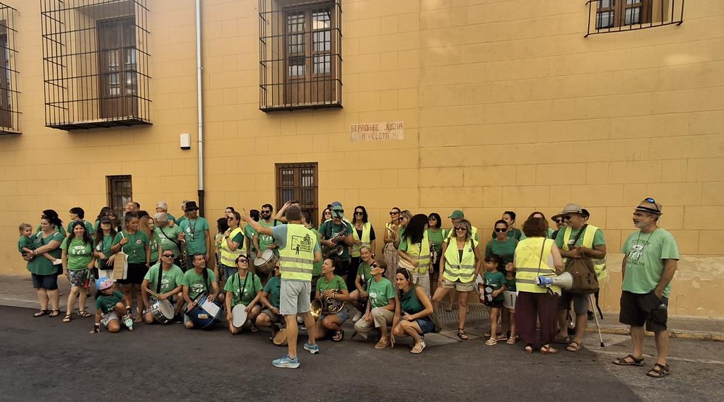 Valencianistesc's tweet photo. Hola @JFPerezLlorca. A la Pobla de Vallbona ja han vingut els professors per a dir-te que comences a negociar per a millorar d'una vegada l'educació pública per molt que fota als milionaris. https://t.co/nNnGOaB8Ek