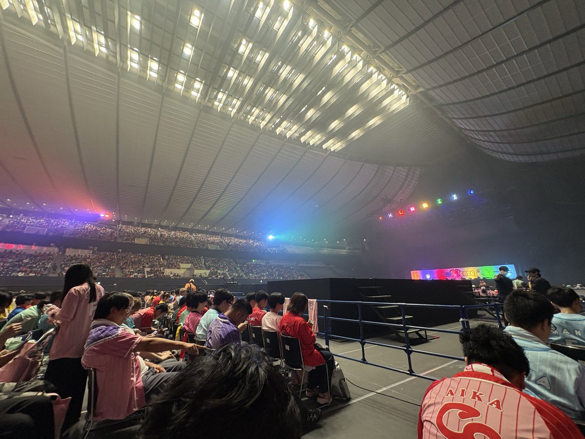 harachan5656's tweet photo. 広角にしてとった
メインステージから遠いけど神席 https://t.co/qzmMcx0iKR