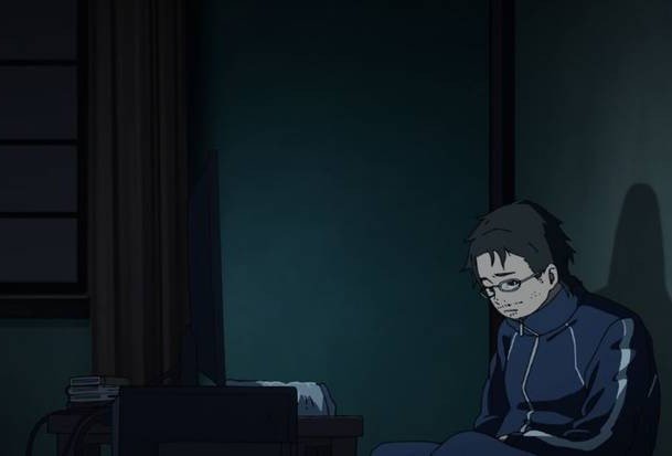 KotoriFoda's tweet photo. Muita gente gosta de falar mal do Rudeus, mas querem saber como ele virou aquele merda na vida passada dele? 
Basicamente: ele era um garoto normal, com boas notas e um bom coração. Durante o chuugakusei/middle school/fundamental II(chamem como preferirem) ele entrou pra um clube de computação, e se apaixonou por computadores ao ponto de economizar a própria mesada pra montar o próprio computador. O problema é que ele passou tanto tempo focado no novo computador dele, que ele se esqueceu de estudar pro vestibular do ensino médio, e acabou indo pra uma escola de idiotas. 
Naquela escola de idiotas cheia de delinquentes, um dia o jovem que se tornaria o Rudeus se deparou com um veterano furando a fila na frente dele, e resolveu reclamar com ele. O problema é que aquele veterano era um delinquente da pior categoria, e em "vingança", ele o espancou, tirou suas roupas, pendurou numa cerca da escola para todos verem, fotografou e distribuiu essas imagens vergonhosas por toda a vizinhança. 
Após toda essa humilhação, o garoto se isolou no seu quarto. Seus pais tentaram motivá-lo a se reerguer dizendo que ele era "forte", mas isso não adiantou. Um amigo tentou ajudá-lo com visitas regulares, mas depois de um comentário insensível, o garoto o expulsou. Aos poucos, cada pessoa em volta dele foi desistindo de ajudá-lo, até que 20 anos depois, o único que ainda tinha alguma esperança nele era seu irmão mais velho. 
No dia do funeral de seus pais, o garoto, agora um homem barbudo, preferiu ficar no seu quarto. Ele tinha algumas fotos de sua sobrinha brincando na piscina salvas no seu computador, e apesar de não ter interesse nenhum nelas, usou como material de masturbação. No meio de seu ato, seu irmão mais velho, acompanhado da irmã mais velha e do irmão mais novo, invadiram seu quarto. O irmão mais velho tinha intenção somente de conversar, e talvez tentar ajudar o garoto, enquanto a irmã mais velha e o irmão mais novo(que estava com um taco de beisebol) sentiam apenas ódio e desgosto por ele. Ao ver a tela do computador, o irmão mais velho sentiu nojo do garoto, e foi o primeiro a bater nele. Eles o expulsaram de casa, e foi aí que a história começou. 
Era um garoto normal, que depois de um incidente infeliz, perdeu toda a sua vida. Obviamente, ele cometeu escolhas duvidosas, e um ato imperdoável, mas ao reencarnar, ele decidiu se esforçar pra ser uma pessoa melhor nesse outro mundo.