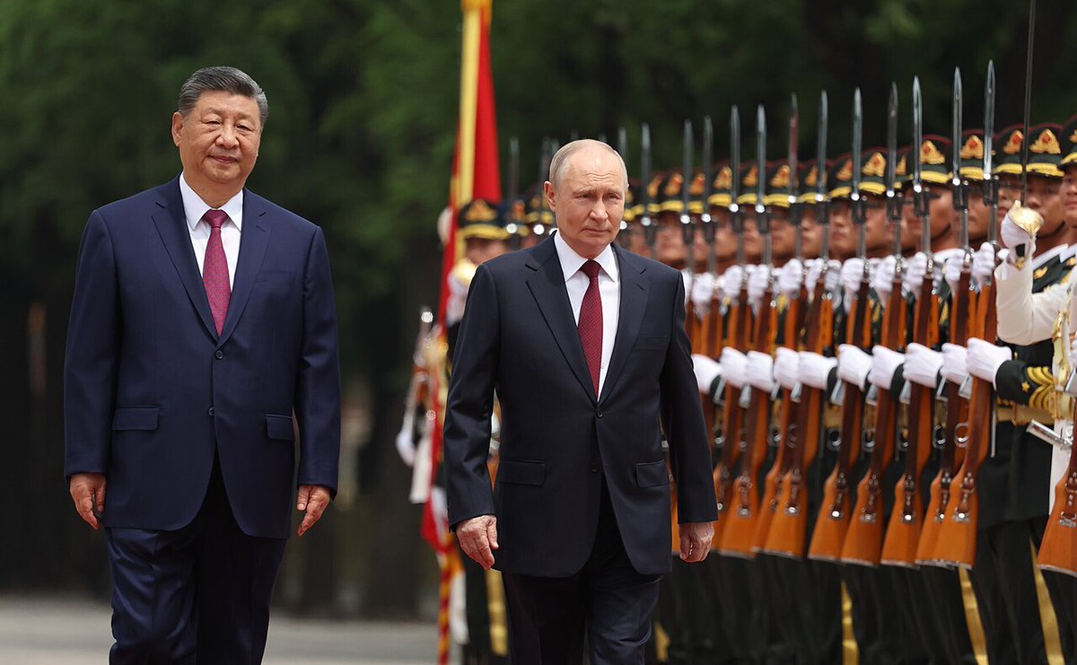 jojjeols's tweet photo. Nya hemliga dokument visar hur det militära samarbetet mellan Kina och Ryssland är större än vi tidigare har trott.

Enligt en djupgående undersökning från tre medier så utvecklar de båda nya vapensystem tillsammans, och att den ryska militären testar Kinas drönare i Ukraina. https://t.co/b9jN4pSjux