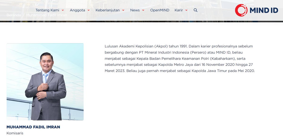 dimarsasongko98's tweet photo. Komjen Fadil Imran itu Kabaharkam Polri , polisi aktif bintang tiga. 

Sekaligus Komisaris MIND ID, holding BUMN tambang yang menaungi Freeport, Antam, Bukit Asam, Timah, Inalum.

Ketua Komisi III DPR sendiri yang bicara di rapat resmi: Pasal 28 UU Kepolisian mengatur anggota Polri aktif rangkap jabatan di BUMN, dan ini berpotensi melanggar ketentuan. 

Bukan opini warganet , ini kutipan pasal dari legislator.

Ketua DPR Puan Maharani ikut turun tangan, minta pengangkatan ini ditinjau ulang.

Bintang tiga di pundak, kursi komisaris tambang di tangan yang sama. 

Kalau memang cuma penugasan biasa, kenapa DPR sendiri sampai perlu mengutip pasal dan minta peninjauan ulang?