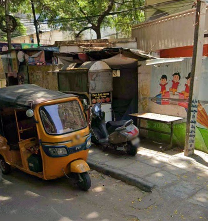 Laksh67113's tweet photo. @Dc10bG @shotr_saifabad 
@GHMCOnline @GHMConlinehyd  

📍Eat &amp; Meet Fast Food, Anand Nagar Colony, Khairatabad

Despite multiple enforcement drives,Encroachment returns due to lack of strict action.its a school zone and Peak traffic &amp; accident prone area.Install No Vending Zone🙏 https://t.co/3JebjqB4y6