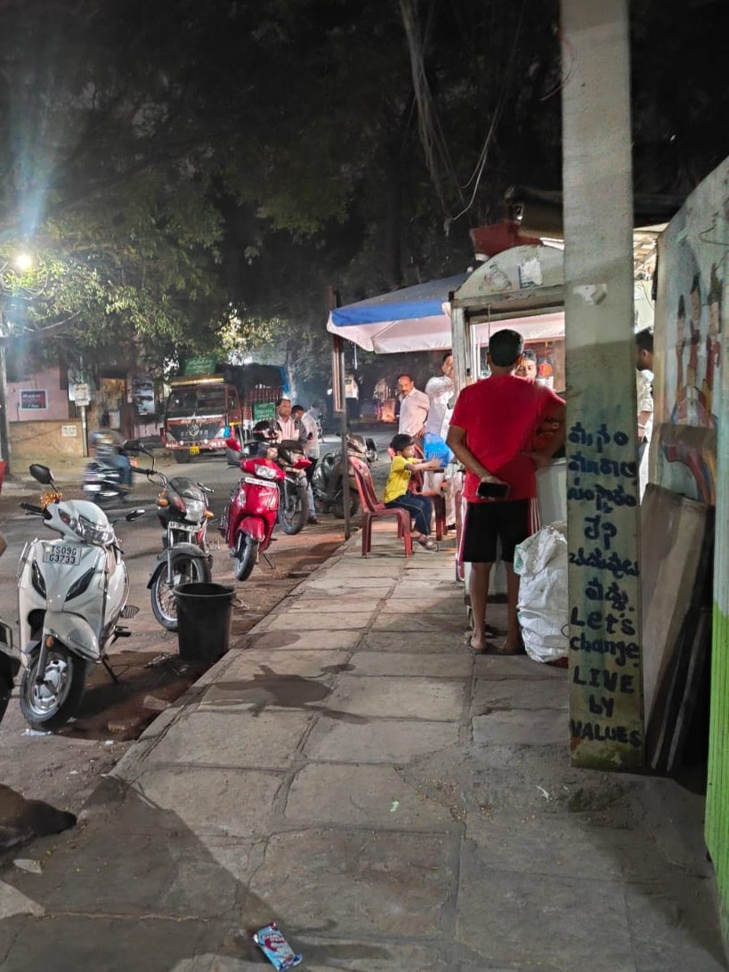 Laksh67113's tweet photo. @Dc10bG @shotr_saifabad 
@GHMCOnline @GHMConlinehyd  

📍Eat &amp; Meet Fast Food, Anand Nagar Colony, Khairatabad

Despite multiple enforcement drives,Encroachment returns due to lack of strict action.its a school zone and Peak traffic &amp; accident prone area.Install No Vending Zone🙏 https://t.co/3JebjqB4y6