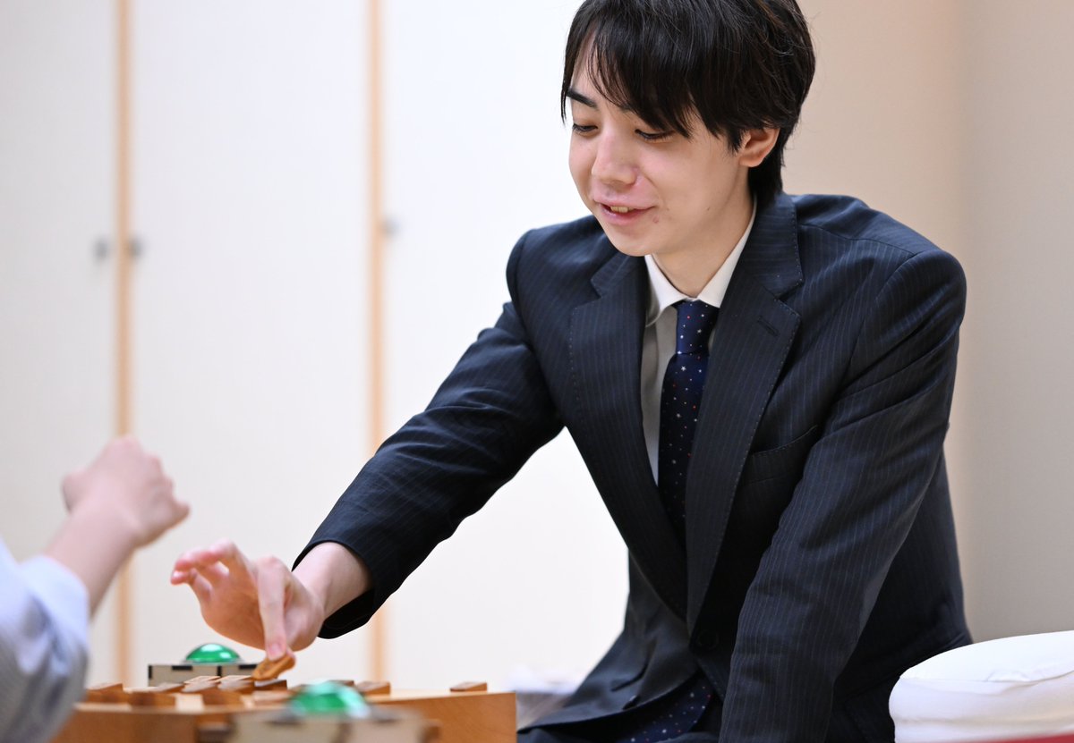 朝日杯将棋オープン戦、齊藤優希四段と大城千花さんは熱心に感想戦を