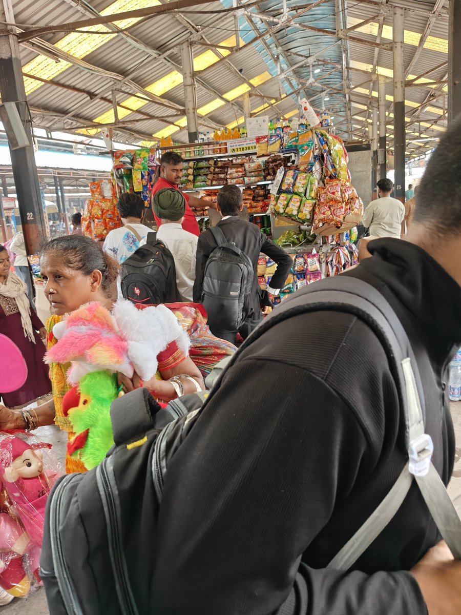 gbgmi33's tweet photo. @IRCTCofficial @eCateringIRCTC Old Delhi railway station ke platform no. 12-13 ke just sidhi ke niche ye stall h. Maine is shop se ye chije li:
1 kurkure jiska mrp 25₹ hai
1 fruity cake jiska mrp 38₹ hai
1 rail neer jiska mrp 14₹ hai 
total 77₹ hua but vendor ne 85₹ liye. https://t.co/6OCHLyKOTI