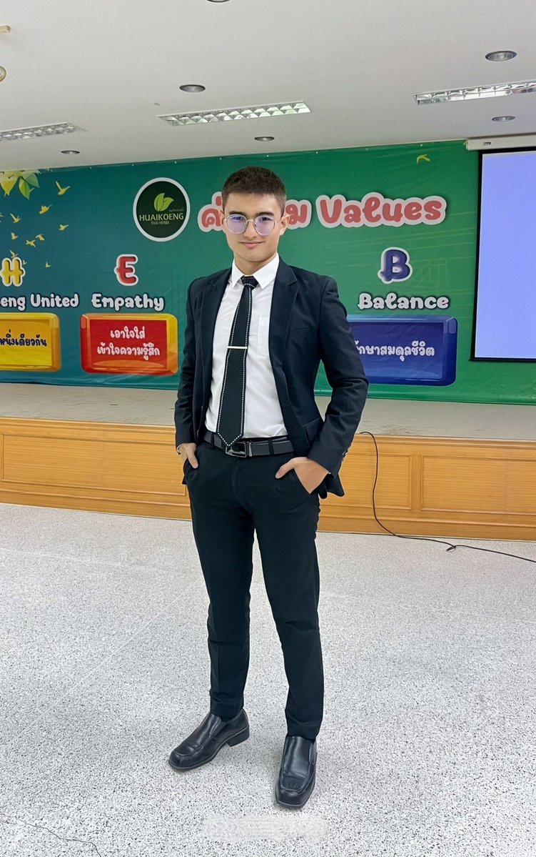 ArtArt657205's tweet photo. ชุดทำงาน แต่ละวัน
🤣🤣🤣 https://t.co/85NWzteBtm