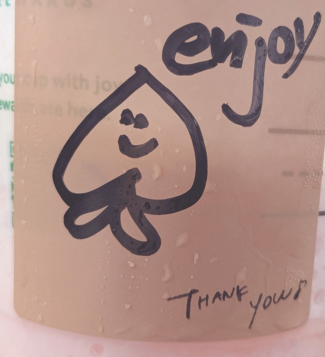 Ray_cos0x0's tweet photo. 今日は桃づくし🍑
気になってたの両方食べて飲んできた😋
スタバのお姉さんが描いてくれた桃、味があってかわいい😂 https://t.co/CVjAlCrWaL