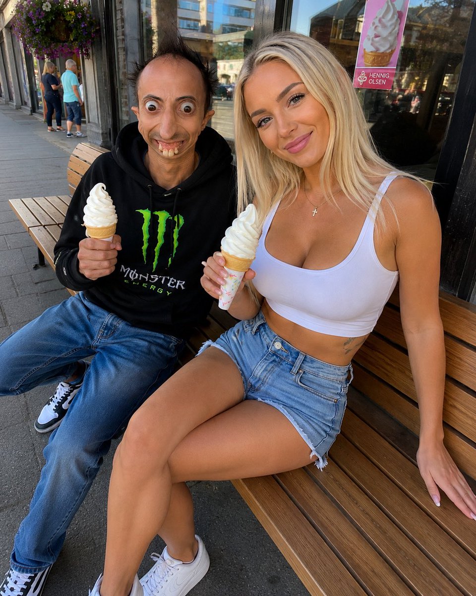 kingxnor's tweet photo. Good morning, I’m outside eating ice cream for breakfast with my friendly neighbor 😊 https://t.co/8axOKOGXYt