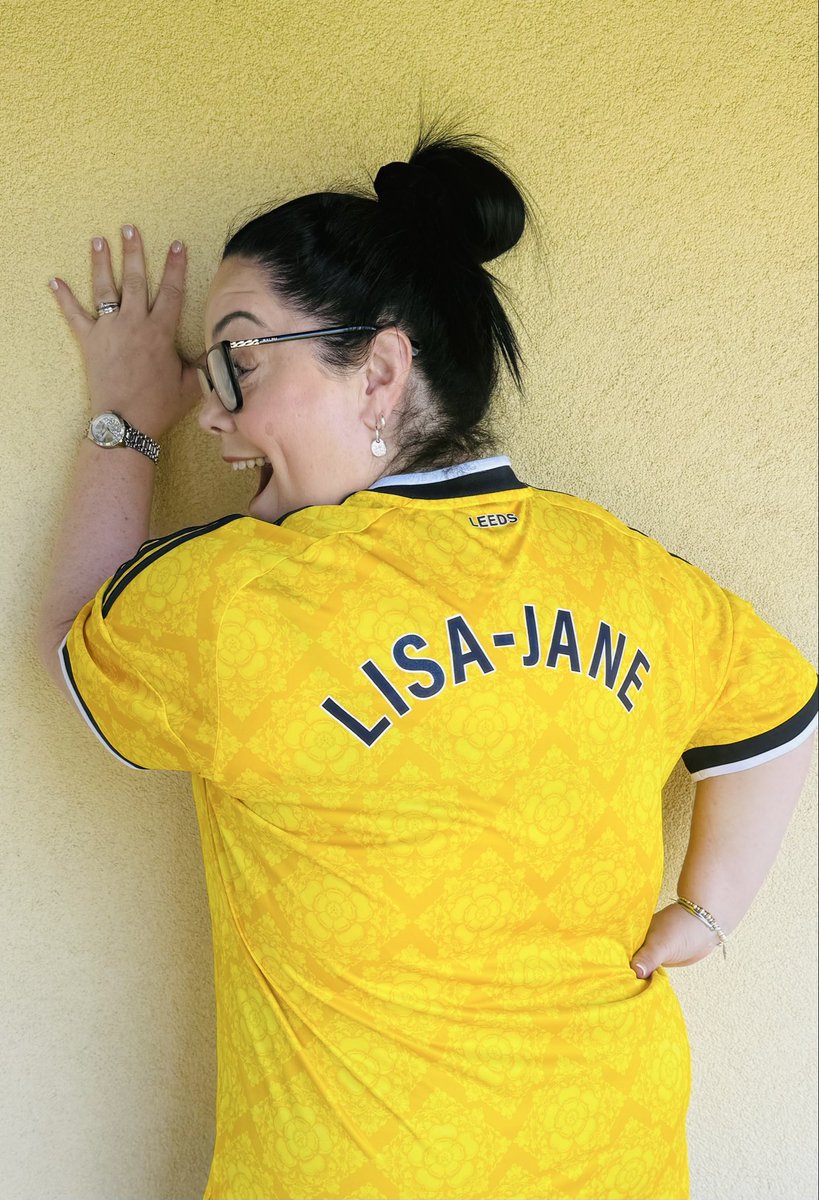 Reallisariley's tweet photo. 💛💙🤍Marching on together into my 50th BIRTHDAY WEEKEND 👏🏼👏🏼👏🏼 how amazing is my new personalised @LUFC shirt 💛💙🤍 I think it’s only fair I get one game next season don’t you 😜😜😜 @ethanamp26 can sort this no problem 😜😜😜 now I’ve got my name on my shirt 👏🏼👏🏼👏🏼 time to celebrate 🎉🎉🎉#leeds #leedsunited #birthday #player #team 💛💙🤍