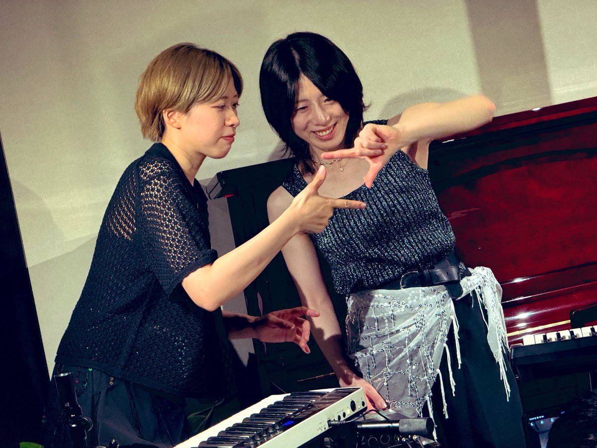 mikebuchi's tweet photo. このところ行きそびれてたので、この人の声に飢えてました
透明…というより素朴な声が自分には刺さりまくりです。いや刺さるというより浸透してくるイメージないかなー
おあいこ。では声質は違うはずの愛果さんの声と溶け合う感覚が至高でした(ノω`*)
#aoco.
#おあいこ。 https://t.co/CsGehXCLe7