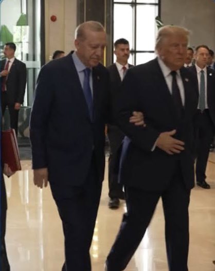 recepkaragoz67's tweet photo. Ankara’da NATO’nun ve Batı’nın en güçlü liderleri kırmızı halılarla karşılandı. “Dostum” denildi, samimi fotoğraflar verildi.

Cuma günü ise Diyanet’in hutbesinde 15 Temmuz, “küresel güçlerin maşalarının saldırısı” olarak anlatıldı.

Madem öyle, bu küresel güçler kim? Dün birlikte poz verilenler mi, yoksa yalnızca siyasi ihtiyaç duyulduğunda hatırlanan soyut bir düşman mı?

Din, günlük siyasetin diliyle konuşmaya başladığında hakikati değil, iktidarın söylemini tekrar eder. Minberler; siyasi propagandanın değil, adaletin, doğruluğun ve ahlaki tutarlılığın kürsüsüdür.

Dün alkışlananlarla bugün hutbeden hesaplaşmak, topluma hakikati anlatmak değil, dini siyasetin ihtiyaçlarına göre araçsallaştırmaktır.

En büyük sorun da budur: Değişen ilkeler değil, değişen siyasi konjonktüre göre değişen hutbelerdir.
#diyanet @diyanetbasin