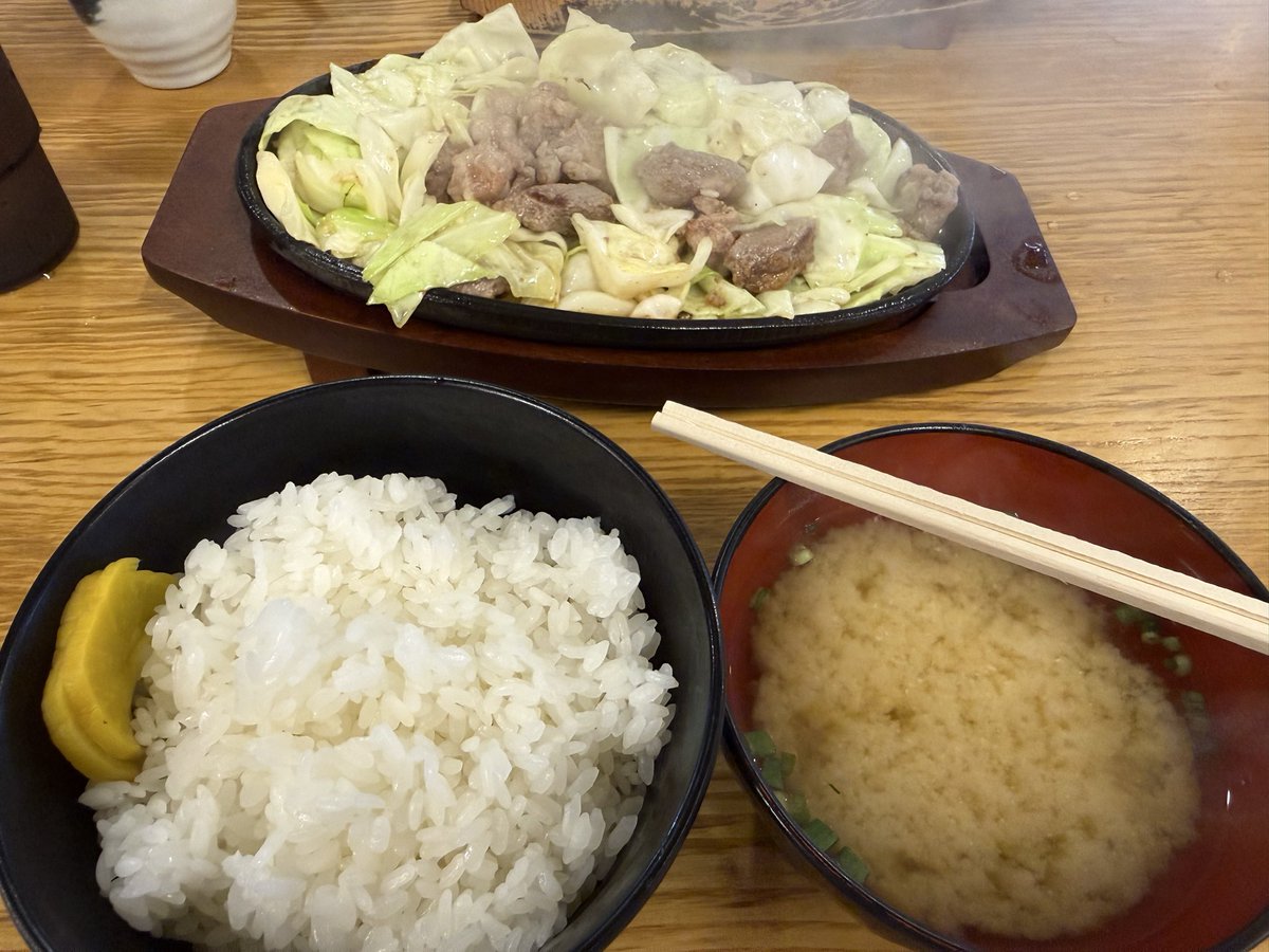 mkobukuro's tweet photo. 今月もじゃんじゃんに会いに行った
毎月恒例でありがたいです
島ちゃんのTシャツお揃いなのが勝手に嬉しかったよぉ。😊
都城なのでびっくり亭へ
ごはんが進みます🍚

#すろぱちすてーしょん
#じゃんじゃん
#マルハン都城
#びっくり亭 https://t.co/CjASwdjzrI