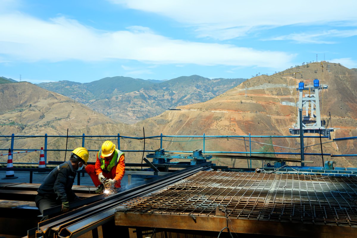 allen16529268's tweet photo. A steel giant spans the Yalong River! The core structure of the G318 upgrade β the Yalong River Grand Bridge β is complete. Expected to open in August, it turns a treacherous gorge into a smooth ride. The road to Xizang just got an upgrade. #G318 #BridgeEngineering #XizangTravel https://t.co/P86glHLtQt